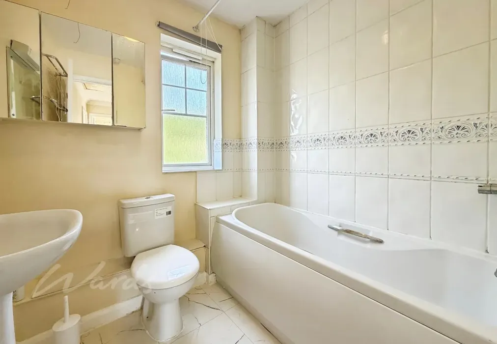 Bathroom - Melrose Avenue Dartford DA1 - Wards of Kent