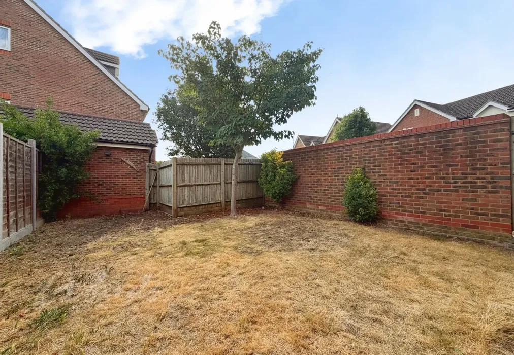 Garden. - Melrose Avenue Dartford DA1 - Wards of Kent