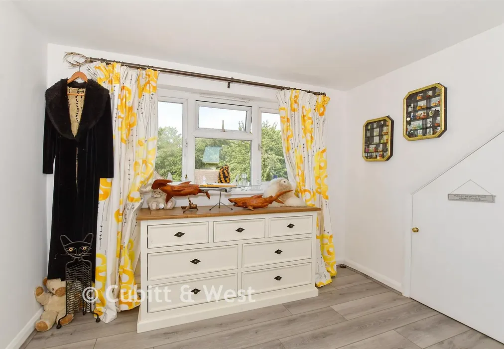 Bedroom 1 - Crescent Way, Horley, Surrey - Wards of Kent