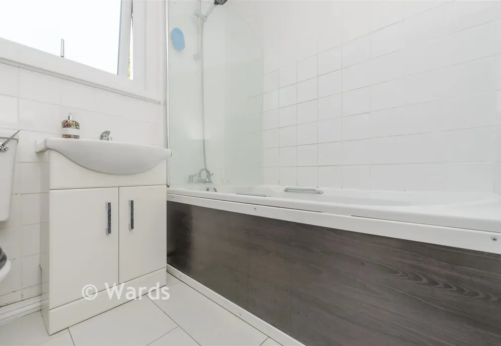 Bathroom - Coniston Close, Erith, Kent - Wards of Kent