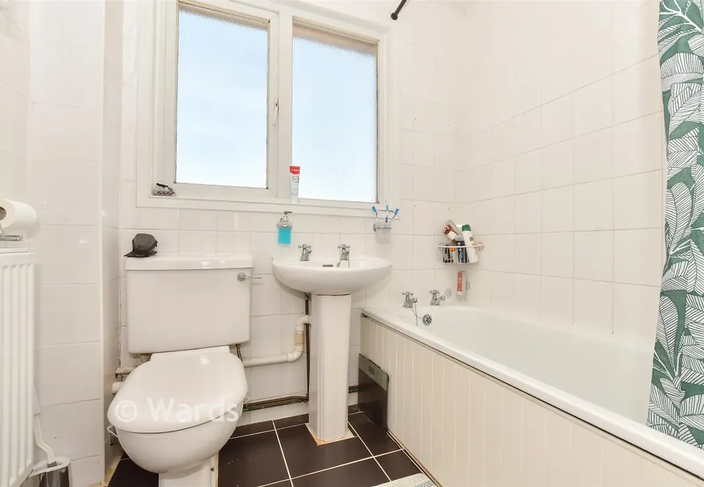Bathroom - St. Richard's Road, Deal, Kent - Wards of Kent
