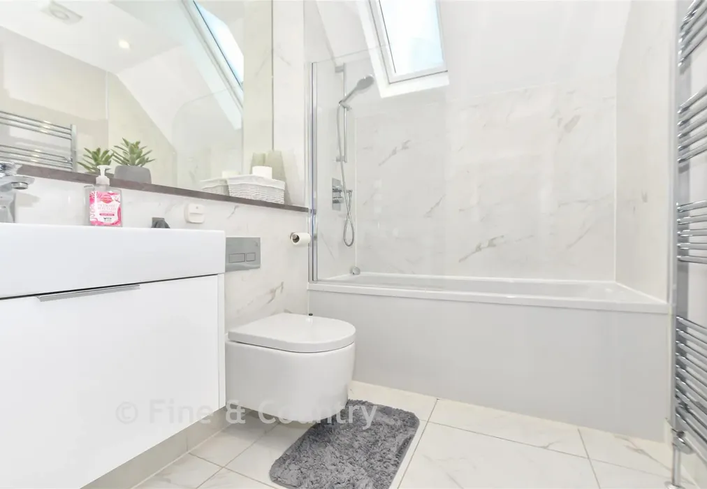 Bathroom - Cannongate Road, Hythe, Kent - Wards of Kent