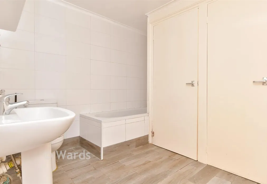 Bathroom - Upper Luton Road, Chatham, Kent - Wards of Kent
