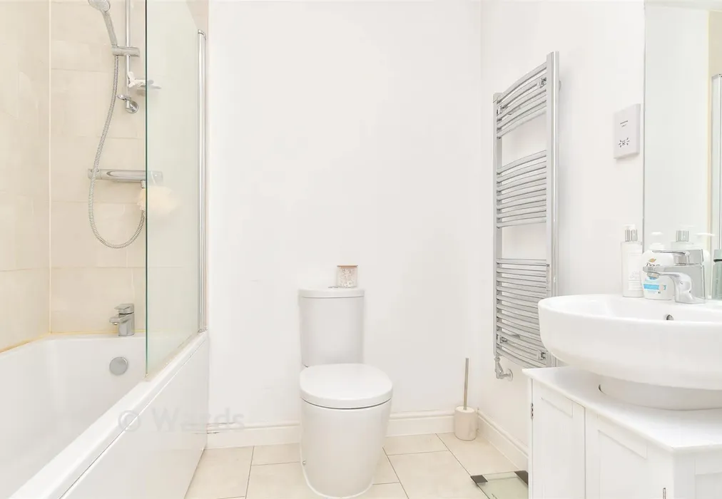 Bathroom - Germander Avenue, Halling, Kent - Wards of Kent
