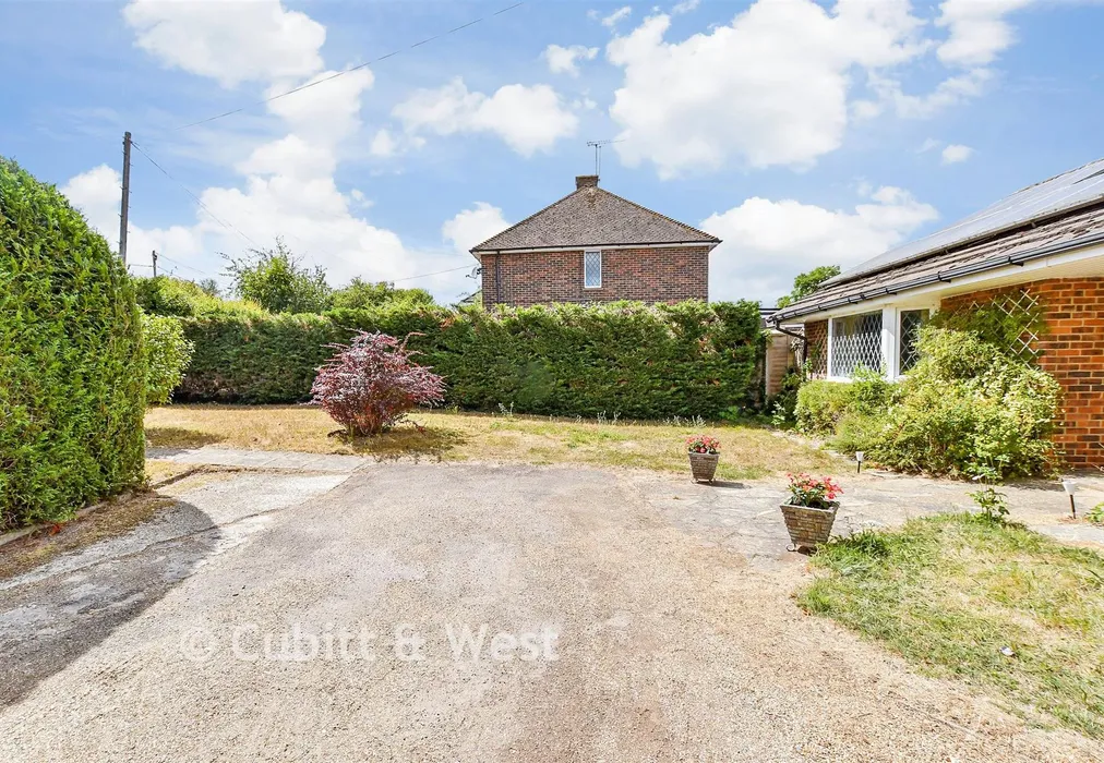 Front Garden - Handcross Road, Plummers Plain, Horsham, West Sussex - Wards of Kent