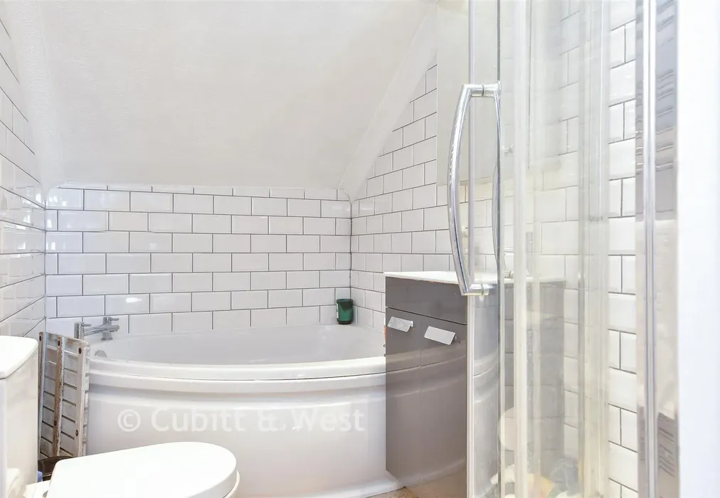 Bathroom - Grantham Road, Brighton, East Sussex - Wards of Kent