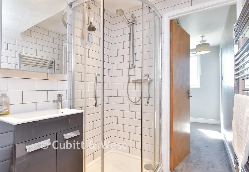 Bathroom - Grantham Road, Brighton, East Sussex - Wards of Kent