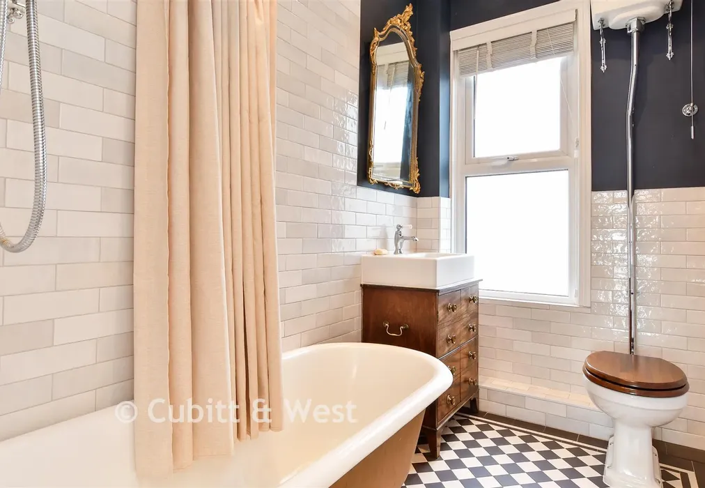 Bathroom - Hythe Road, Brighton, East Sussex - Wards of Kent