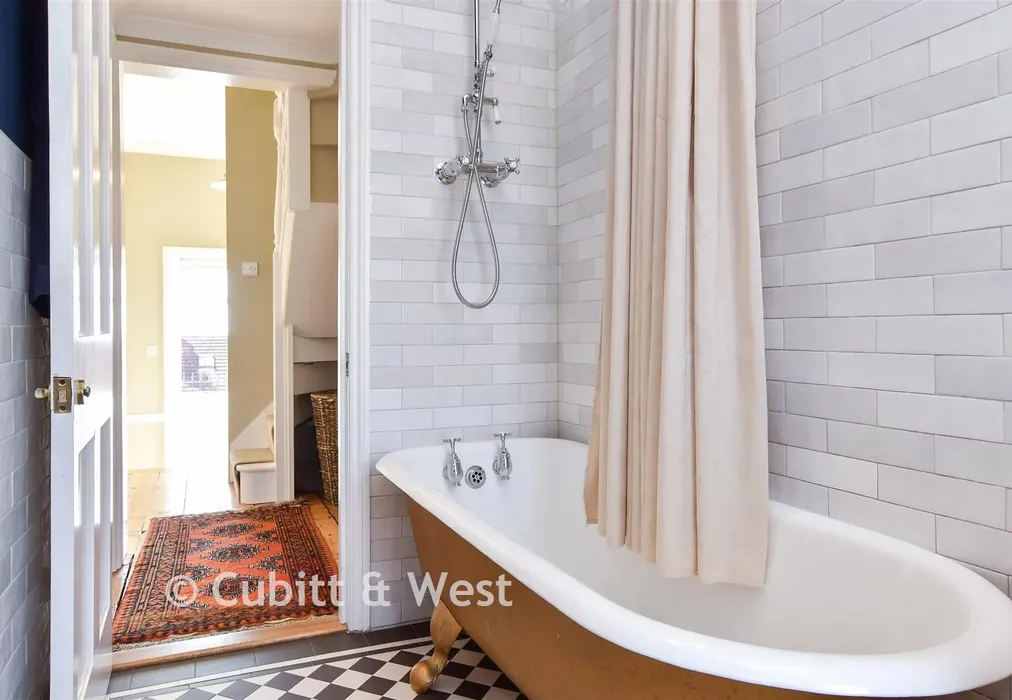 Bathroom - Hythe Road, Brighton, East Sussex - Wards of Kent