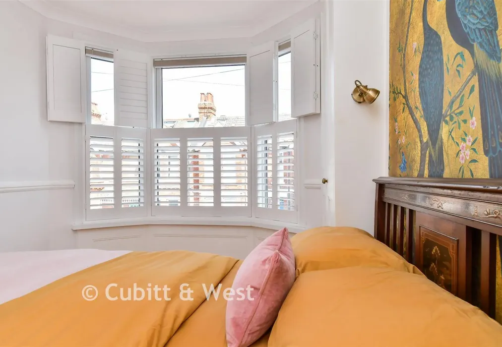 Bedroom 1 - Hythe Road, Brighton, East Sussex - Wards of Kent