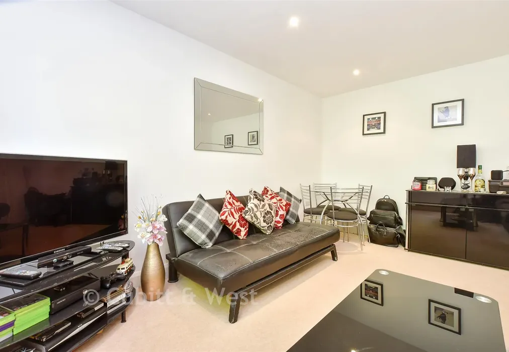 Lounge/Diner - The Crescent, Belmont, Sutton, Surrey - Wards of Kent