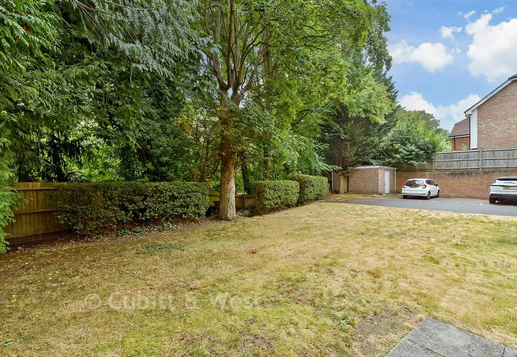 Communal Gardens - The Crescent, Belmont, Sutton, Surrey - Wards of Kent