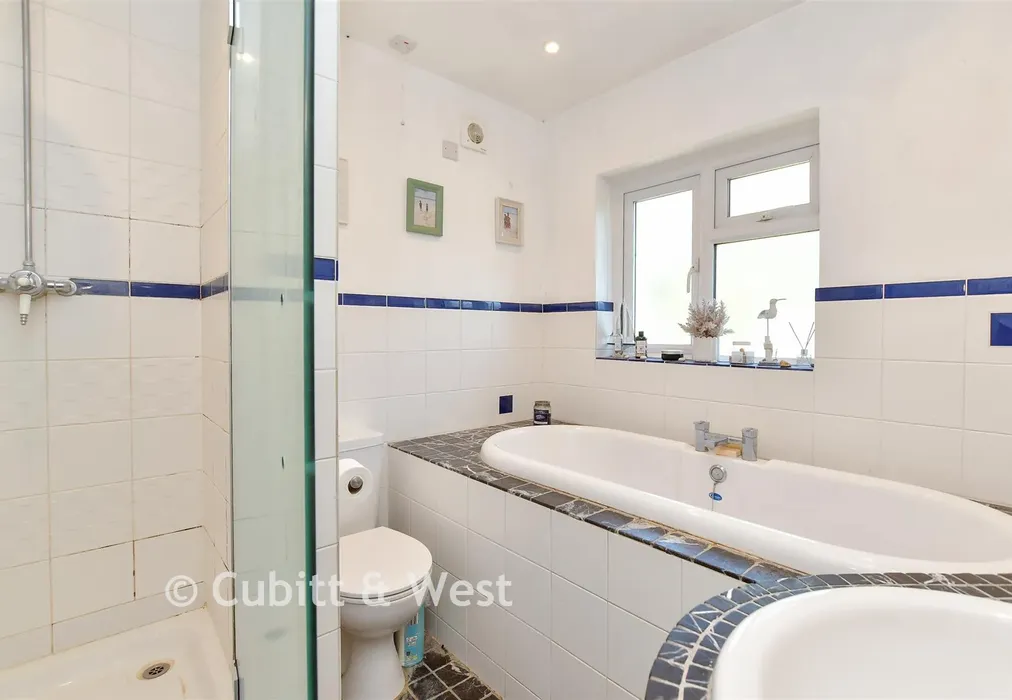 Bathroom - Dale Road, Lewes, East Sussex - Wards of Kent