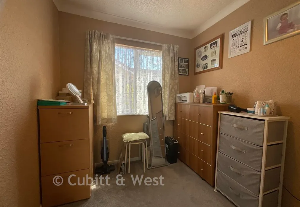 Bedroom 2 - Broadway Park, The Causeway, Petersfield, Hampshire - Wards of Kent