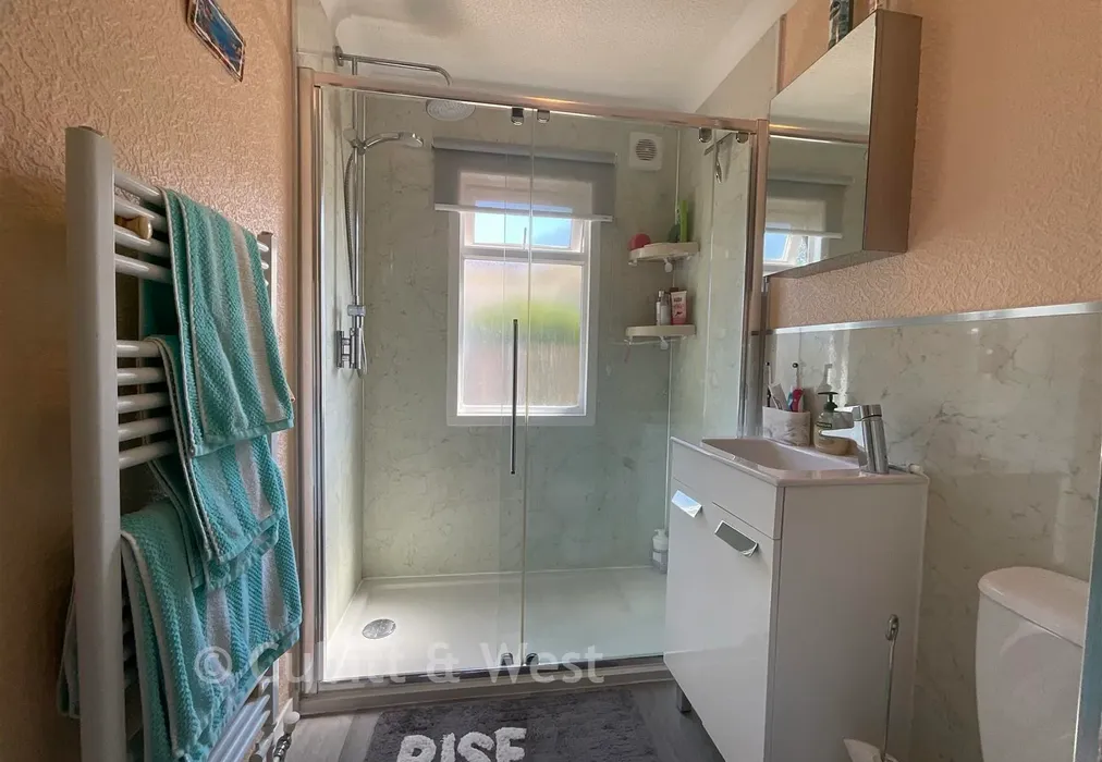 Shower Room - Broadway Park, The Causeway, Petersfield, Hampshire - Wards of Kent