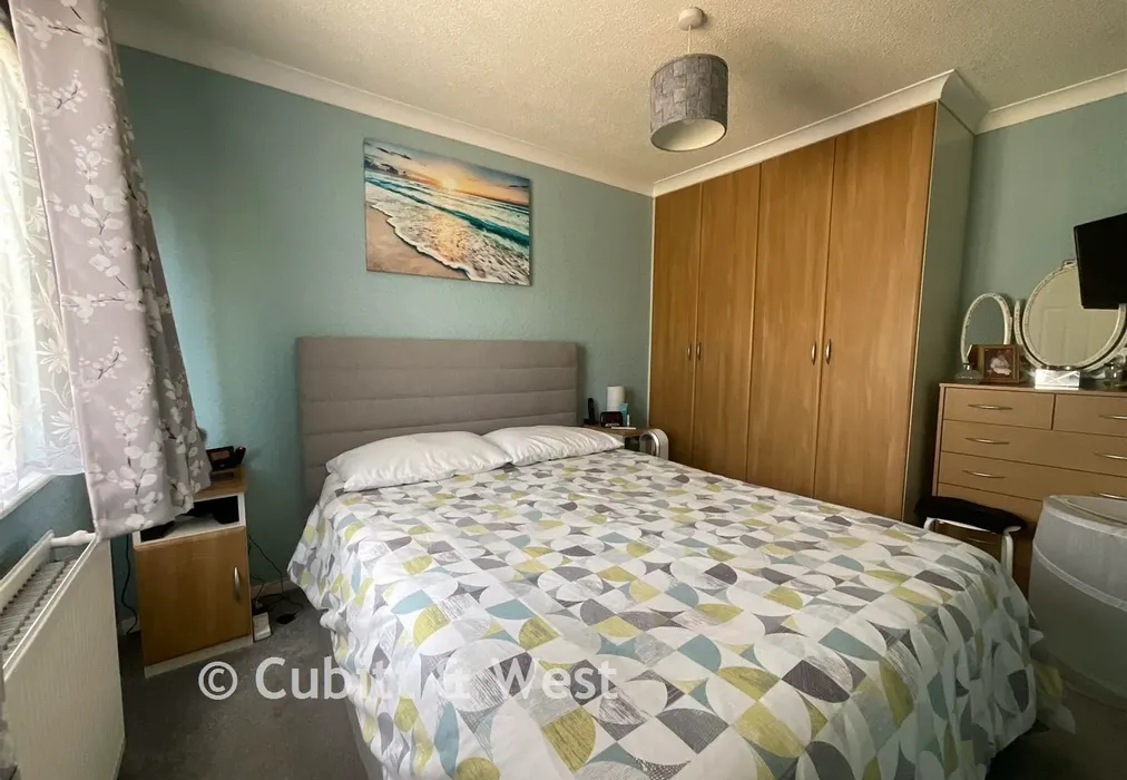 Bedroom 1 - Broadway Park, The Causeway, Petersfield, Hampshire - Wards of Kent