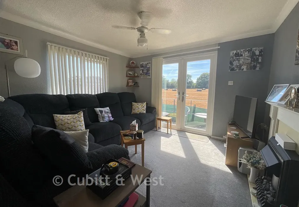 Lounge - Broadway Park, The Causeway, Petersfield, Hampshire - Wards of Kent