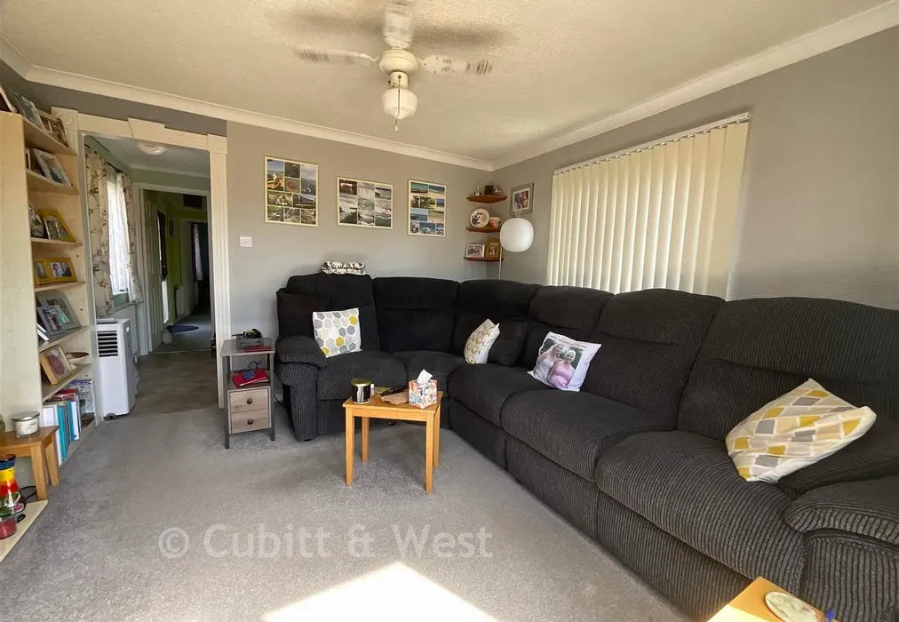 Lounge - Broadway Park, The Causeway, Petersfield, Hampshire - Wards of Kent