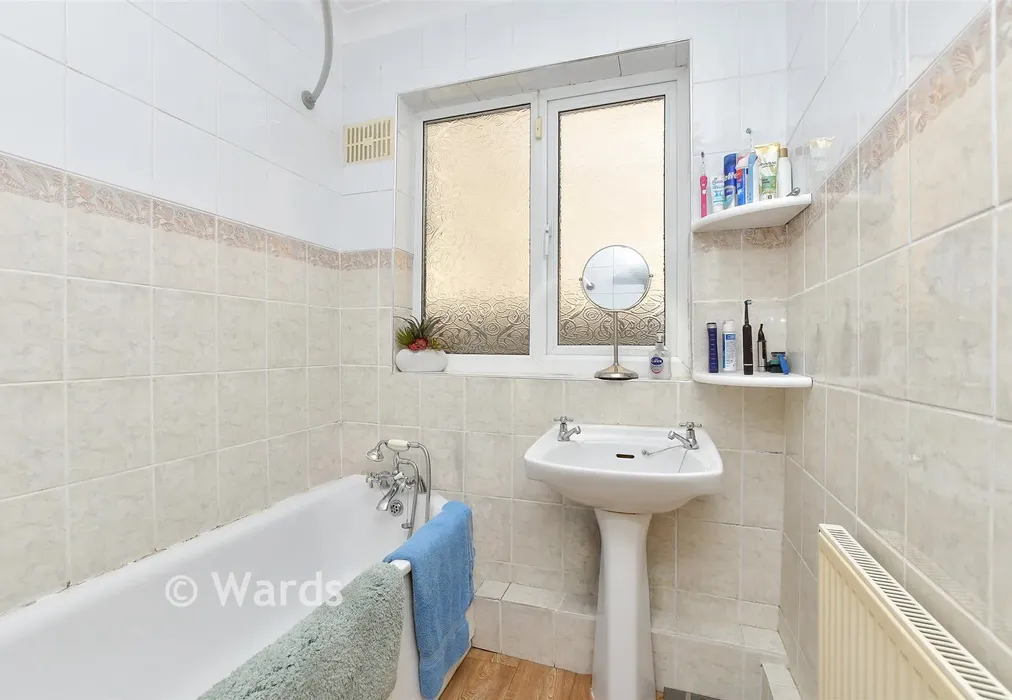 Bathroom - Dallin Road, Bexleyheath, Kent - Wards of Kent