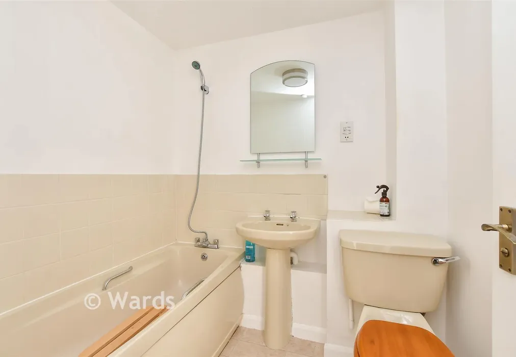 Bathroom - Holborough Road, Snodland, Kent - Wards of Kent
