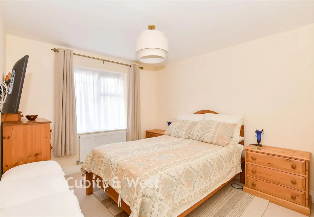 Bedroom 1 - Charters Gate Way, Wivelsfield Green, East Sussex - Wards of Kent