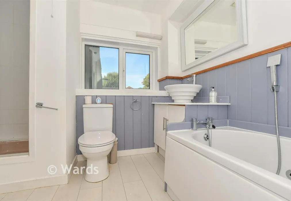 Bathroom - Vineys Gardens, Tenterden, Kent - Wards of Kent