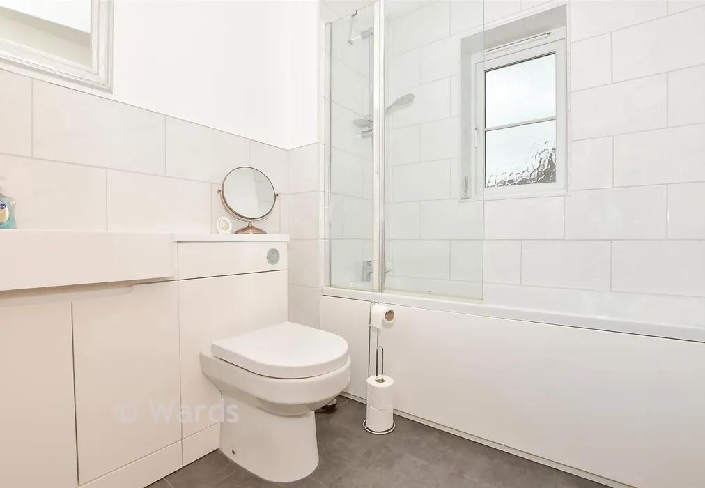 Bathroom - Beech Court Gardens, Maidstone, Kent - Wards of Kent