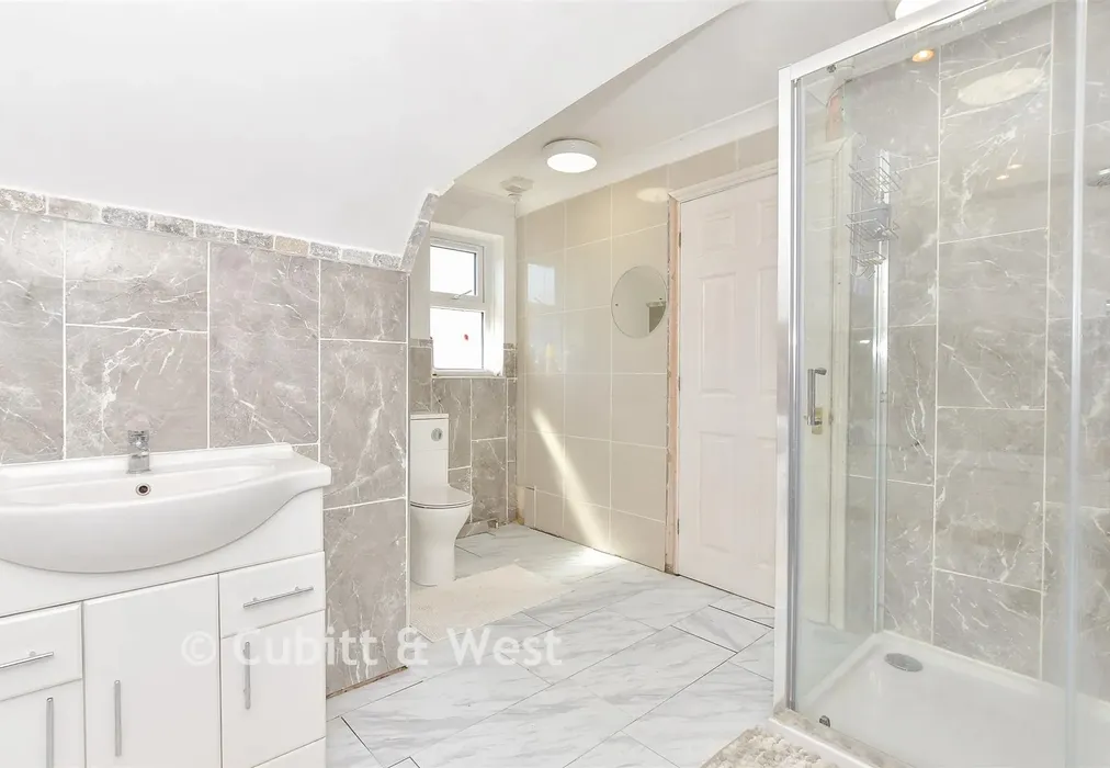 En-Suite Bathroom - Havant Road, Hayling Island, Hampshire - Wards of Kent