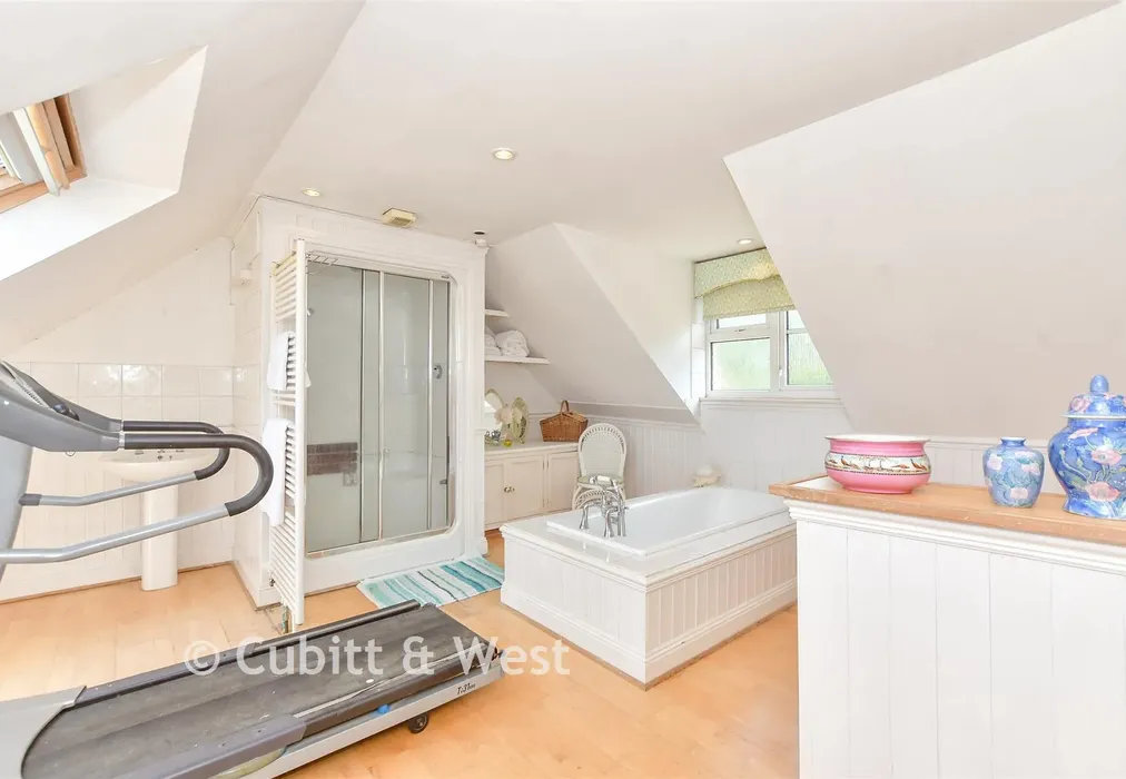 Bathroom - Havant Road, Hayling Island, Hampshire - Wards of Kent