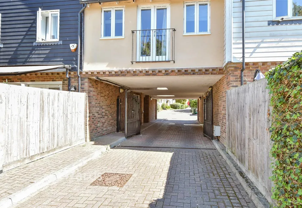 Driveway/Parking - Gibsons Place, Eynsford, Kent - Wards of Kent