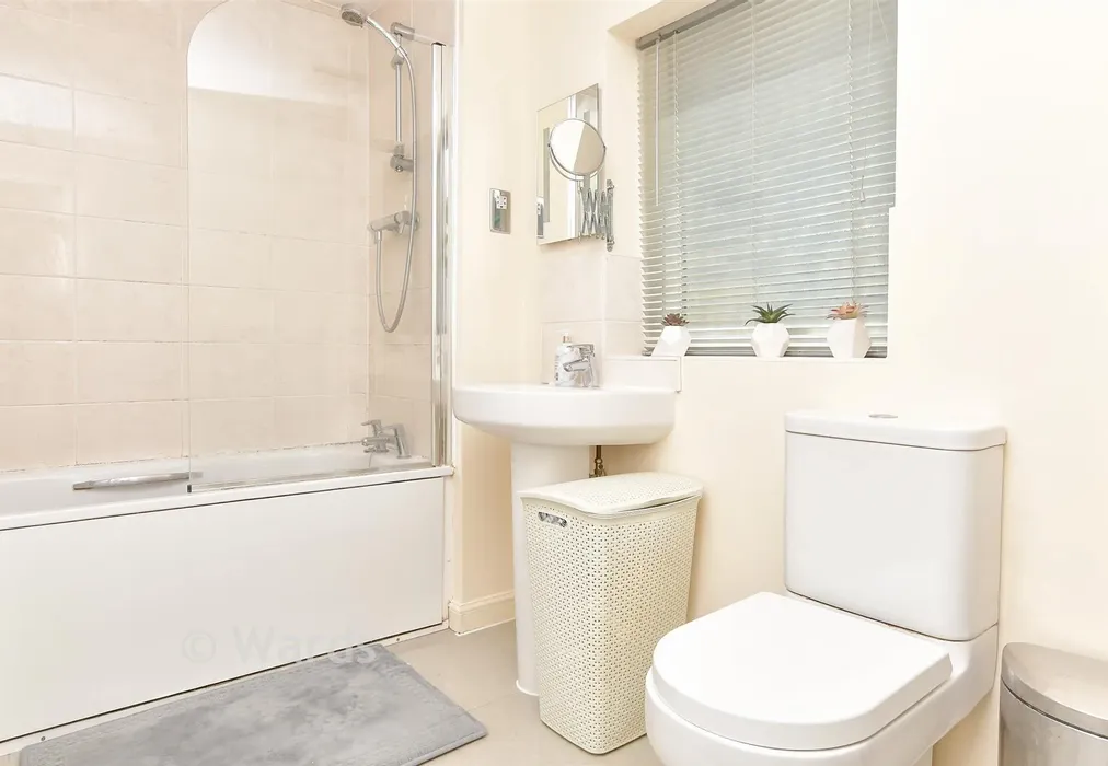 Bathroom - Stone House Lane, Dartford, Kent - Wards of Kent