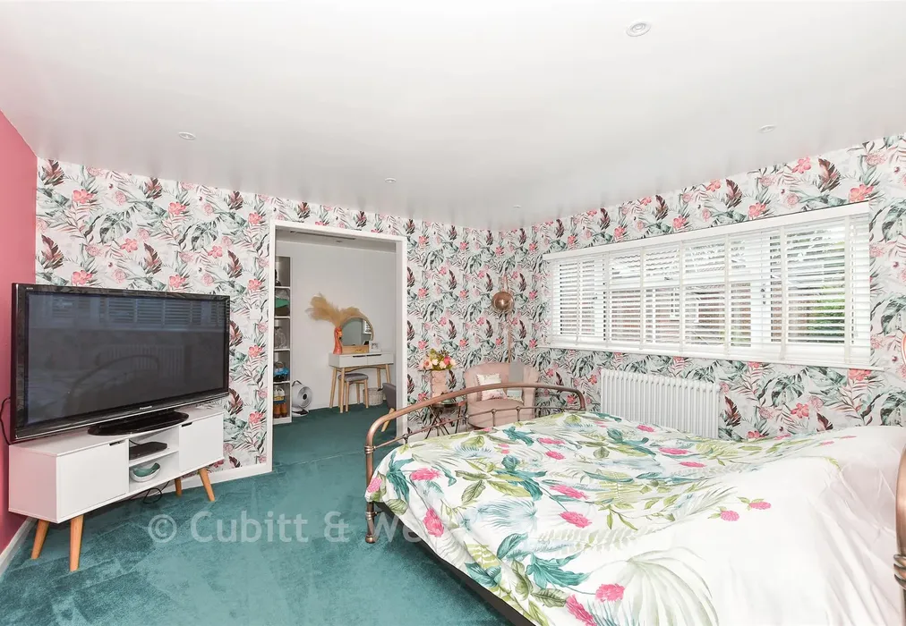 Bedroom 1 - Newlands Park, Copthorne, West Sussex - Wards of Kent