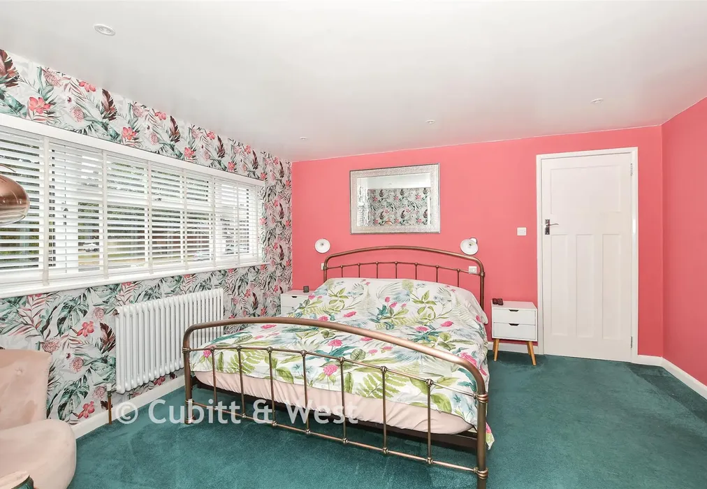 Bedroom 1 - Newlands Park, Copthorne, West Sussex - Wards of Kent