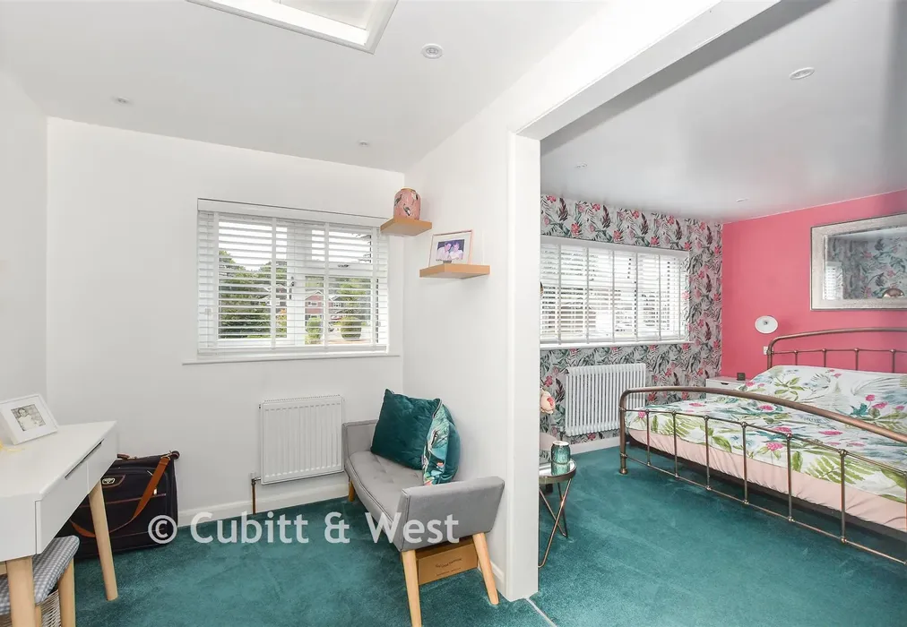 Dressing Area - Newlands Park, Copthorne, West Sussex - Wards of Kent