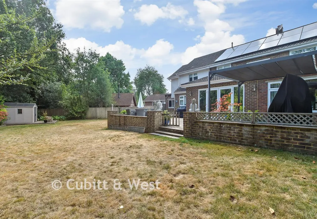 Rear Garden - Newlands Park, Copthorne, West Sussex - Wards of Kent