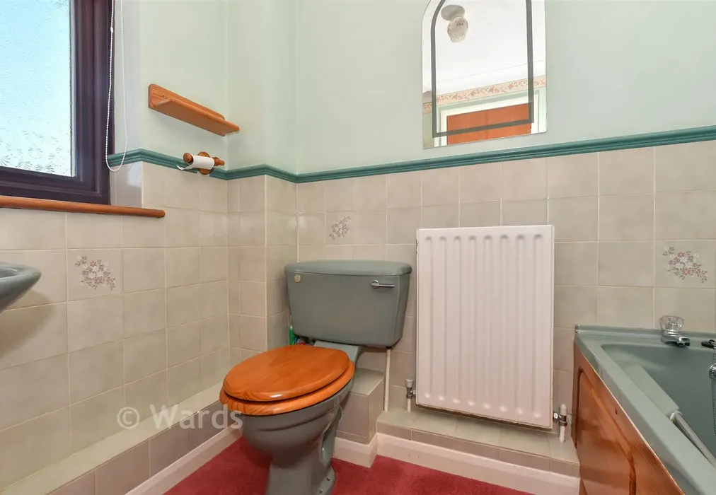 Bathroom - Glover Road, Willesborough, Kent - Wards of Kent