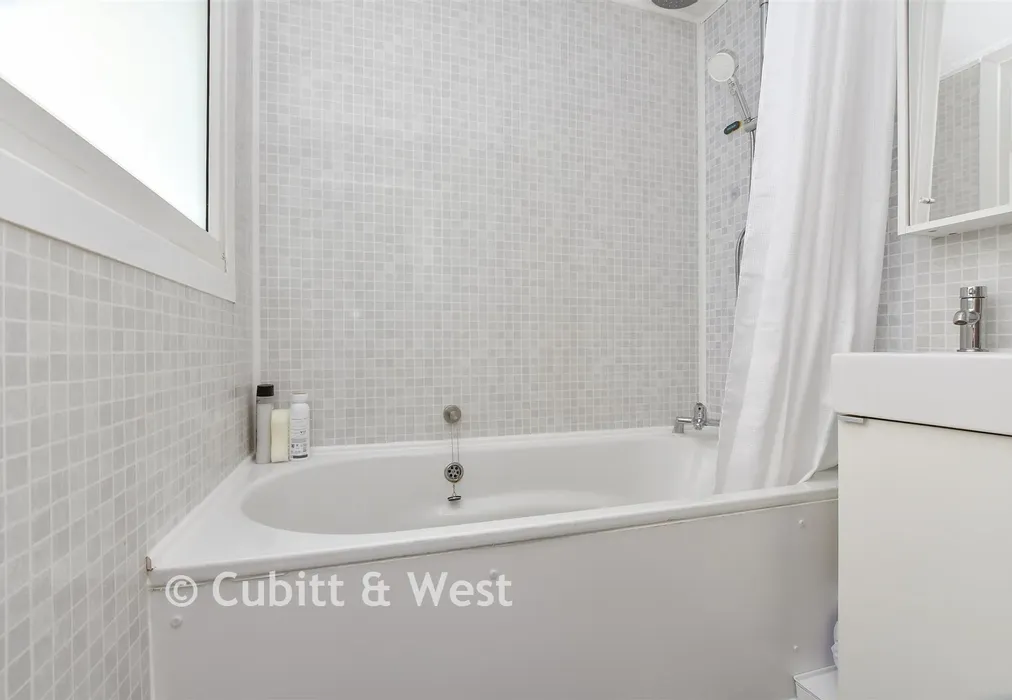 Bathroom - Westminster Road, Sutton, Surrey - Wards of Kent