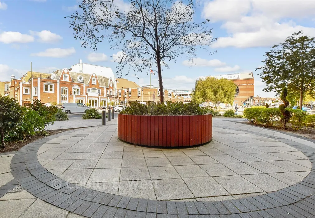 Communal Gardens - Marketfield Way, Redhill, Surrey - Wards of Kent