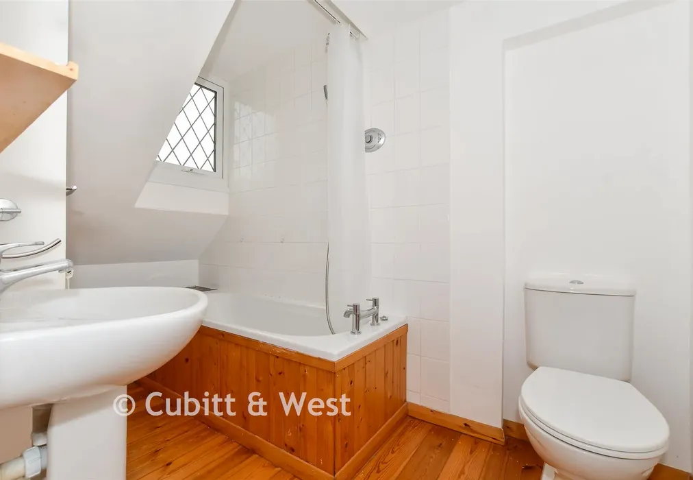 Bathroom - Coulsdon Road, Coulsdon, Surrey - Wards of Kent