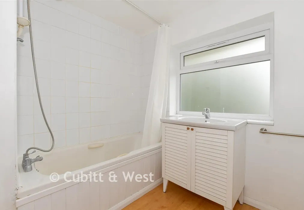 Bathroom - Coulsdon Road, Coulsdon, Surrey - Wards of Kent