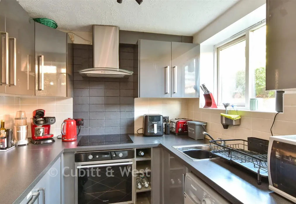 Kitchen - Tongdean Lane, Preston, East Sussex - Wards of Kent