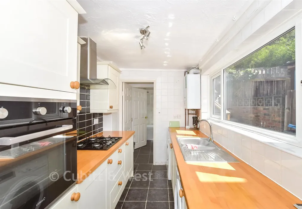 Kitchen - Commonwealth Road, Caterham, Surrey - Wards of Kent