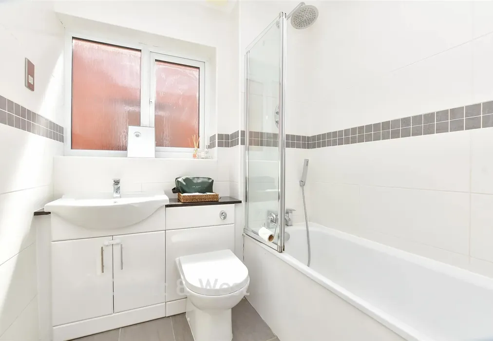 Bathroom - Watlings Close, Croydon, Surrey - Wards of Kent