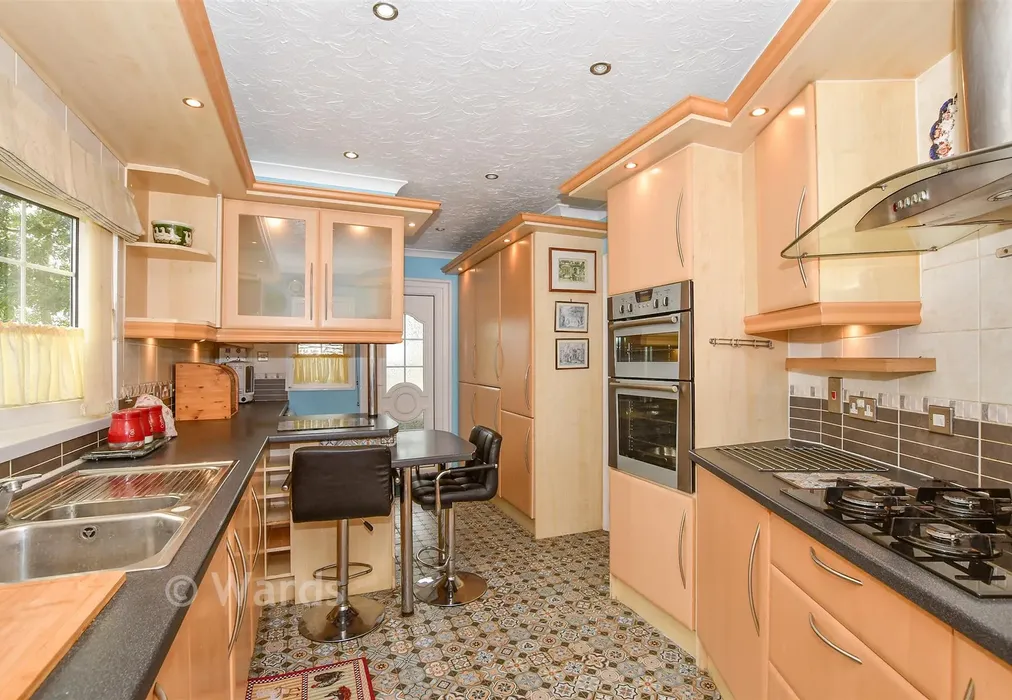 Kitchen - Pilgrims Close, Harrietsham, Kent - Wards of Kent