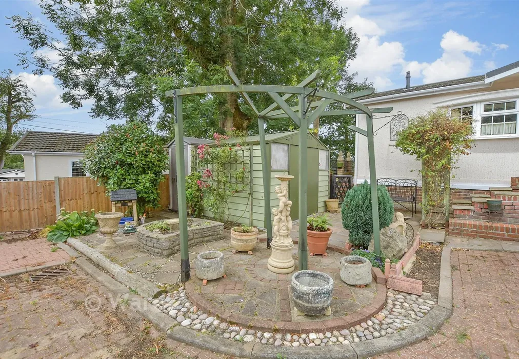 Side Garden - Pilgrims Close, Harrietsham, Kent - Wards of Kent