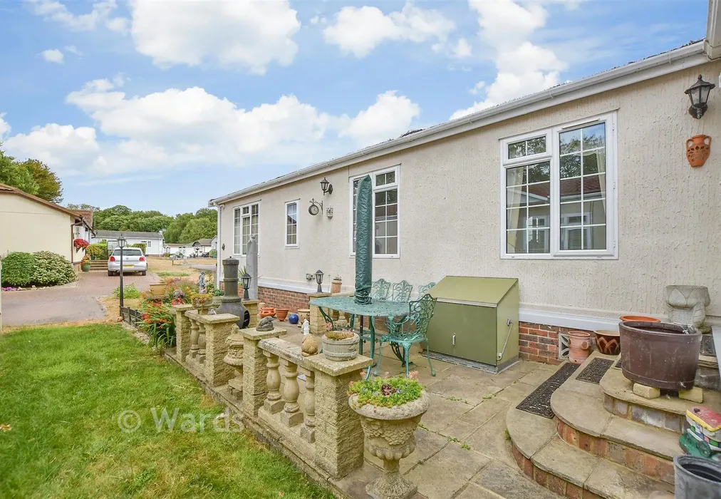 Side Garden - Pilgrims Close, Harrietsham, Kent - Wards of Kent