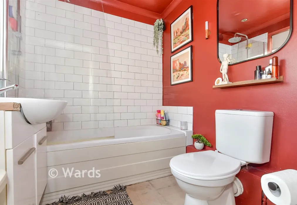 Bathroom - St. George's Square, Maidstone, Kent - Wards of Kent