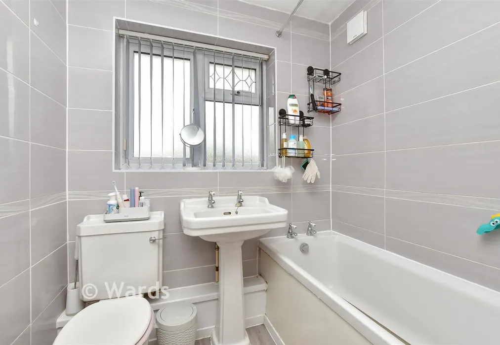 Bathroom - Aldershot Road, Chatham, Kent - Wards of Kent