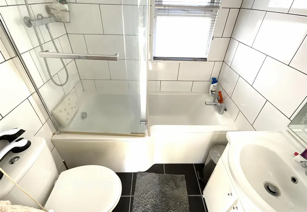 Bathroom - London Road, West Kingsdown, Sevenoaks, Kent - Wards of Kent