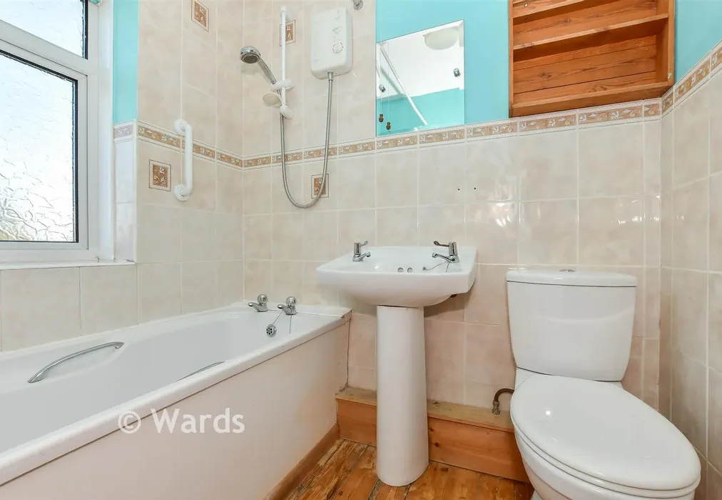 Bathroom - Shorncliffe Road, Folkestone, Kent - Wards of Kent